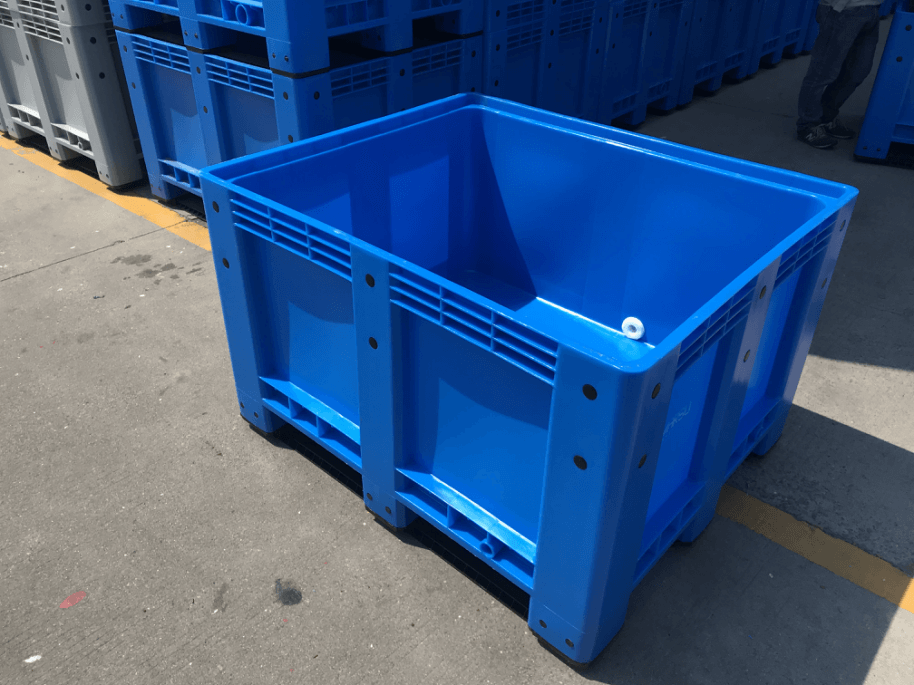 blue plastic pallet box