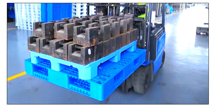stacking plastic pallet feature